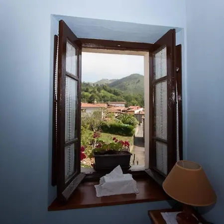 Casa Del Cuetu. Traditional In Asturias Holiday home Mere